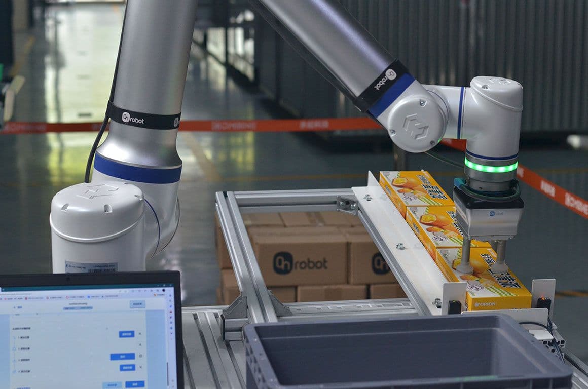 Cobot handling materials in a controlled environment suitable for food preparation
